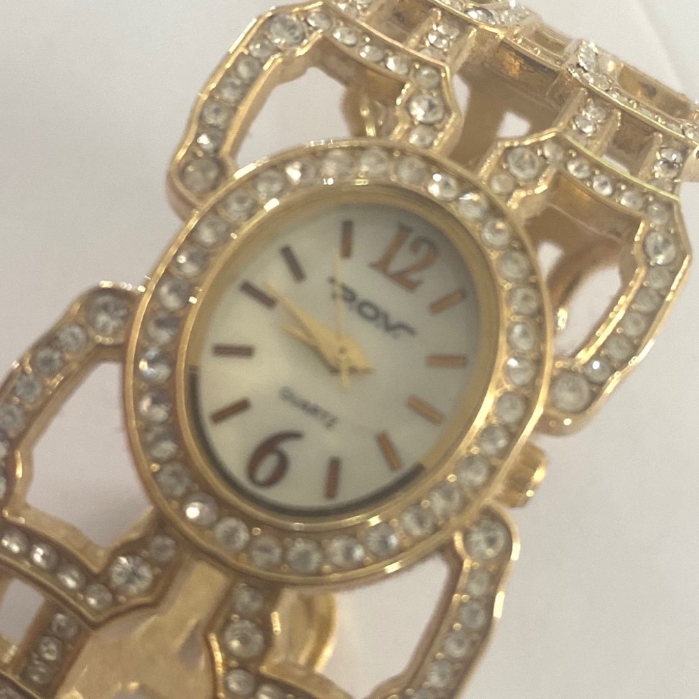 Vintage POV Gold Tone Rhinestone Cuff Bangle Watch 2D031 Quartz Oval Face